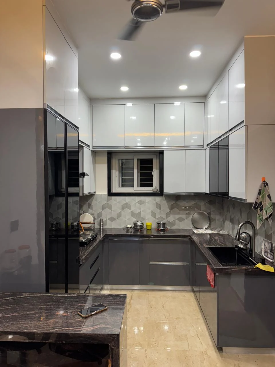 Modular kitchen hob run against a hexagonal tile backsplash