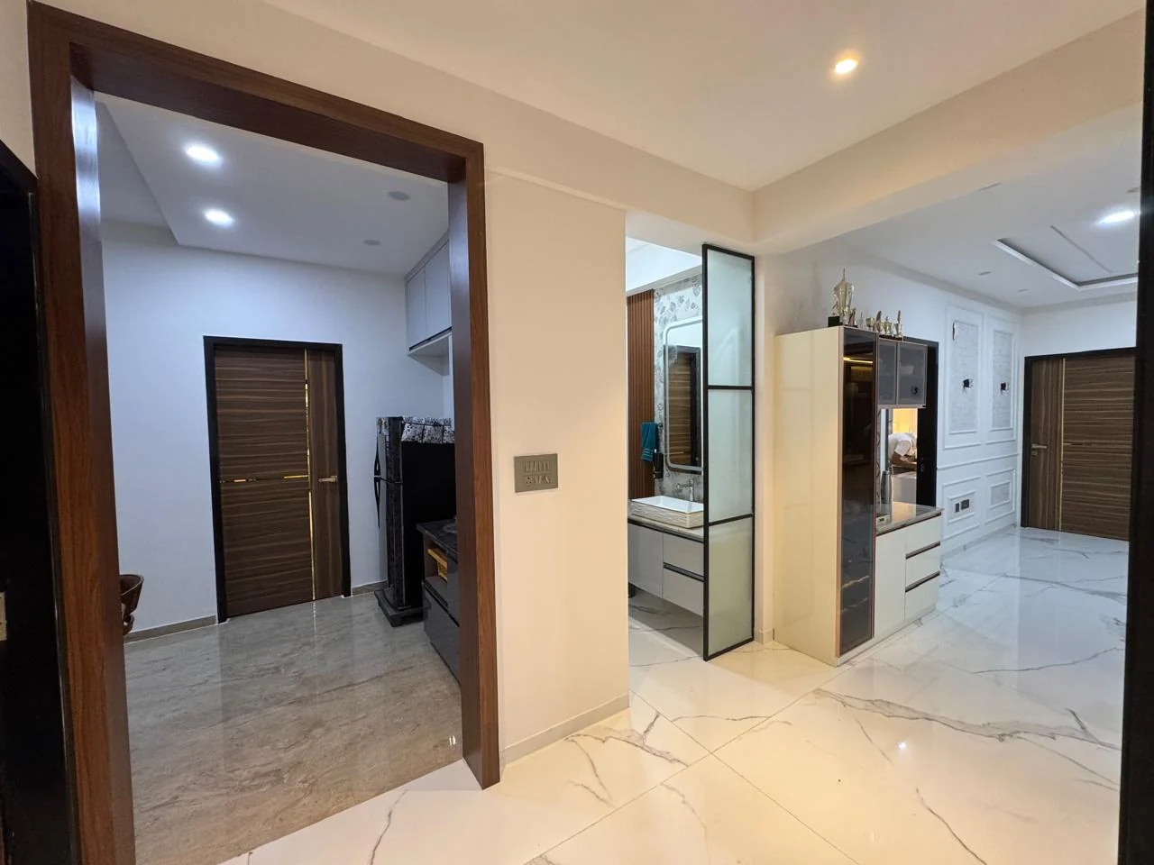 Passage with a dressing unit set between timber doors