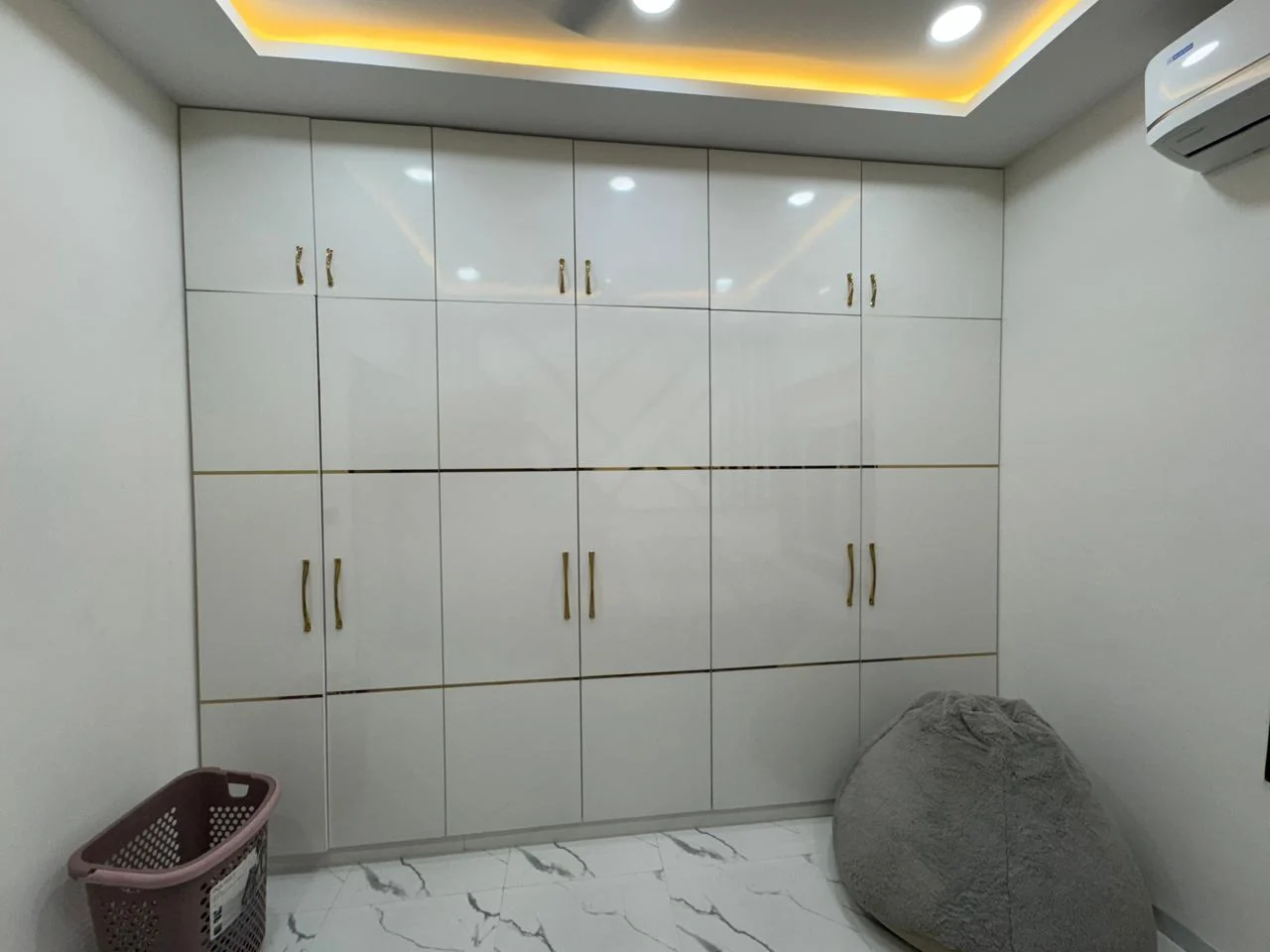 Alternate view of the white gloss wardrobe wall with brass inlay lines