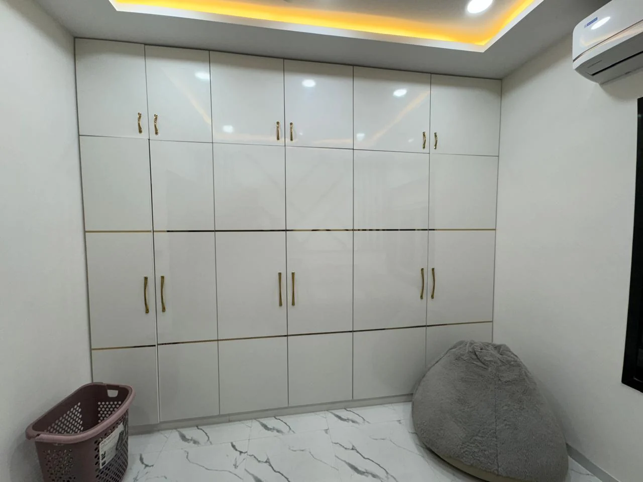 Corner view of the white gloss wardrobe wall